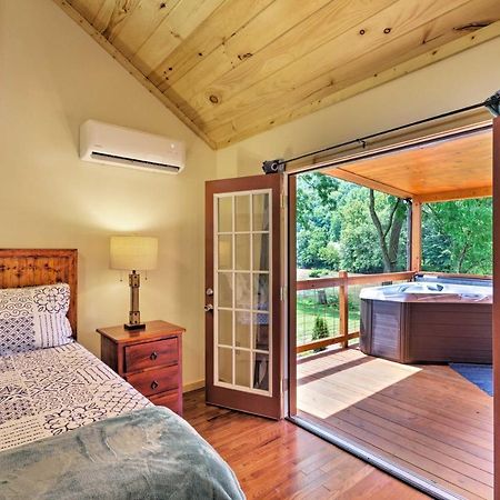 Cozy Riverfront Cabin With Private Deck And Hot Tub! Bryson City Exterior foto